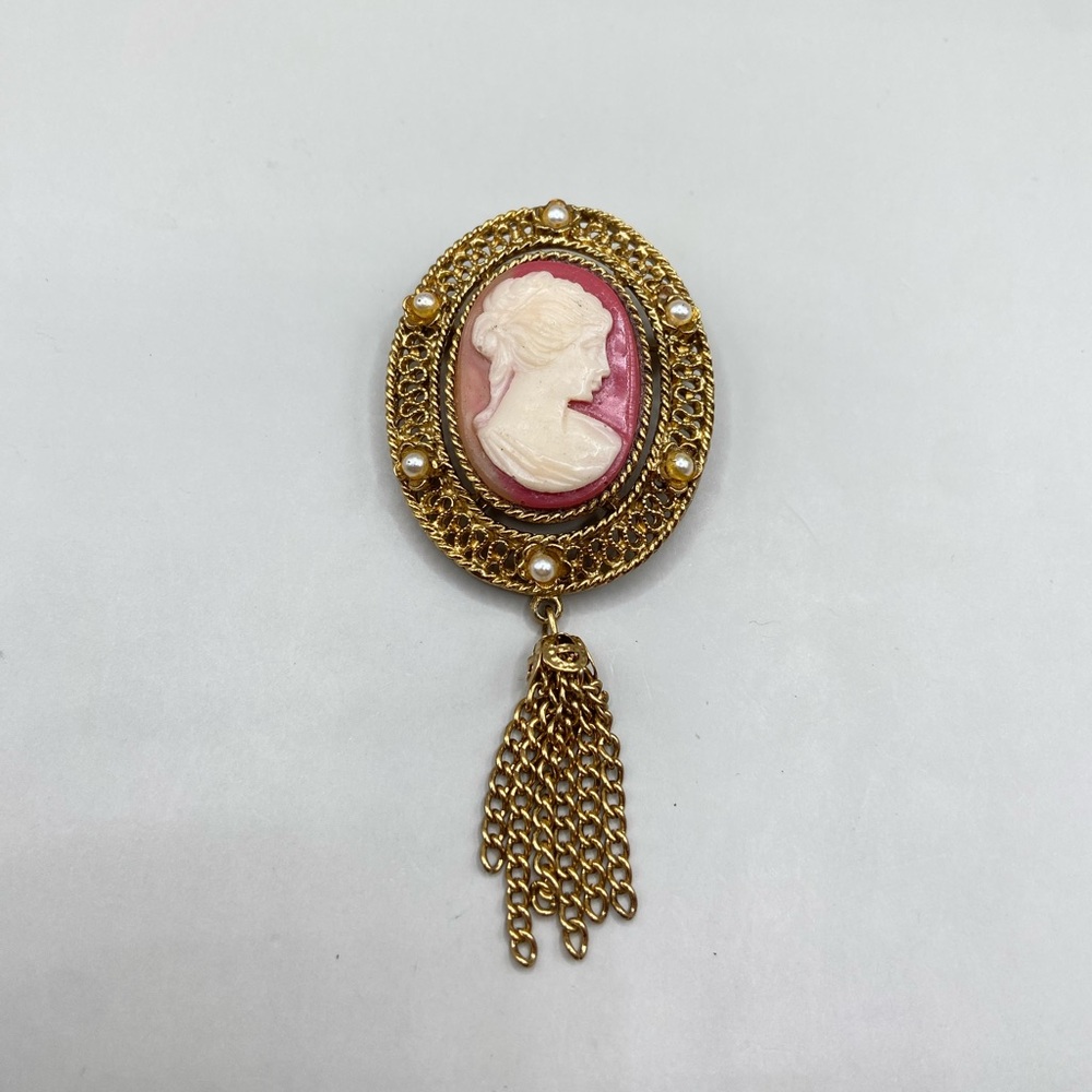 Vintage Lisner Cameo Antique Gold Brooch